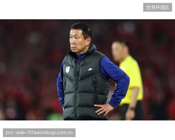崔康熙的球队客场战术过于保守,低位防守导致禁区前沿屡次出现真空地带。 崔康熙的球队客场战术过于保守,低位防守导致禁区前沿屡次出现真空地带。